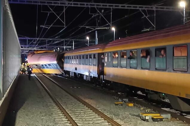 У Чехії поїзд із вагонами до України зіткнувся з вантажним: чотири людини загинули, десятки поранених. Відео
