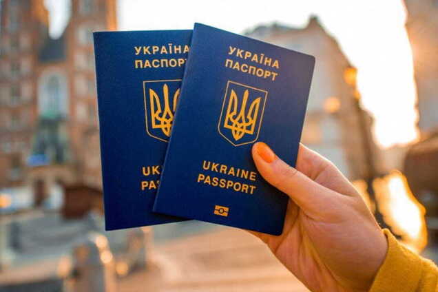 Українські чоловіки призовного віку не зможуть отримати паспорт за кордоном без військових документів: подробиці