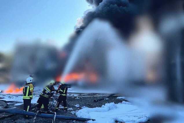 На Київщині внаслідок ворожої атаки виникла пожежа на промисловому об'єкті. Фото