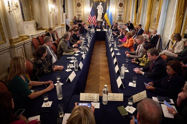 Говорили про фронт та підготовку до Саміту миру: Зеленський у Парижі зустрівся з представниками Конгресу США. Відео