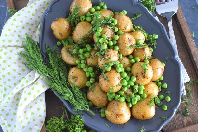 С чем вкусно приготовить молодую картошку: не только зелень и масло