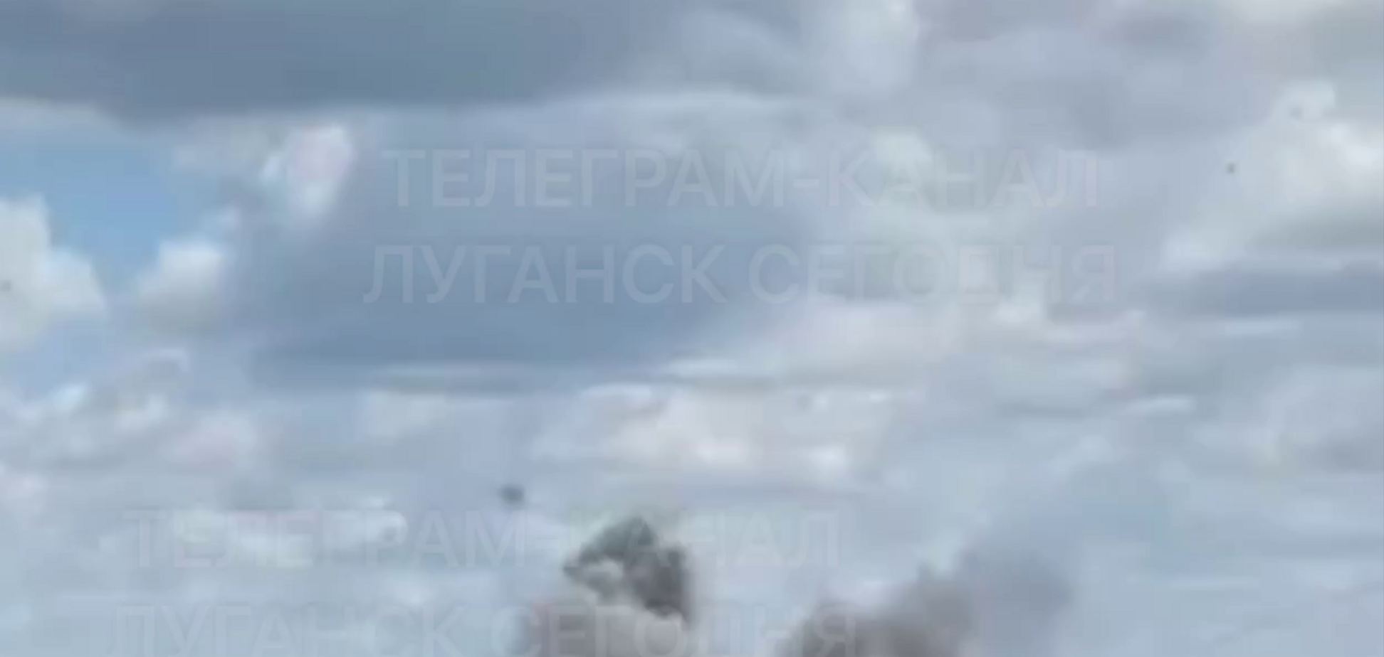 В окупованому Луганську прогриміла серія вибухів, піднявся дим: приліт міг бути по нафтобазі. Фото і відео