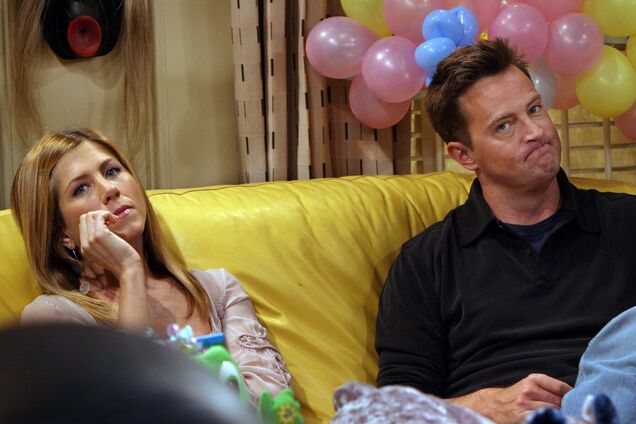 Дженнифер Энистон расплакалась, когда ее спросили о 'Друзьях' спустя несколько месяцев после смерти Мэтью Перри