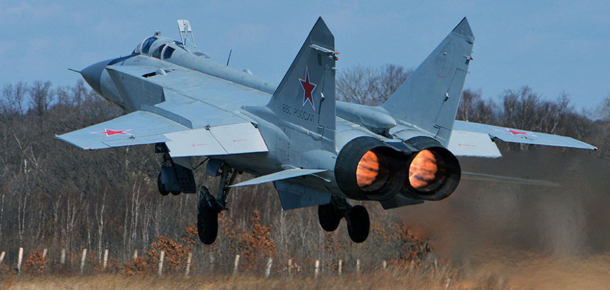 Новый уровень маскировки? В аэропорту Бельбека был замечен розовый МиГ-31Б. Фото