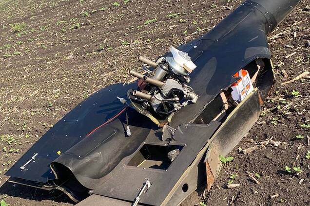 В сети показали приземленный силами ПВО российский дрон: враг выкрасил его в черный цвет. Фото