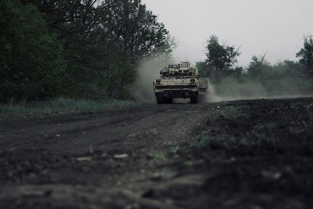 На Донеччині українські військові на Bradley знищили ворожий БТР разом з десантом: ефектне відео
