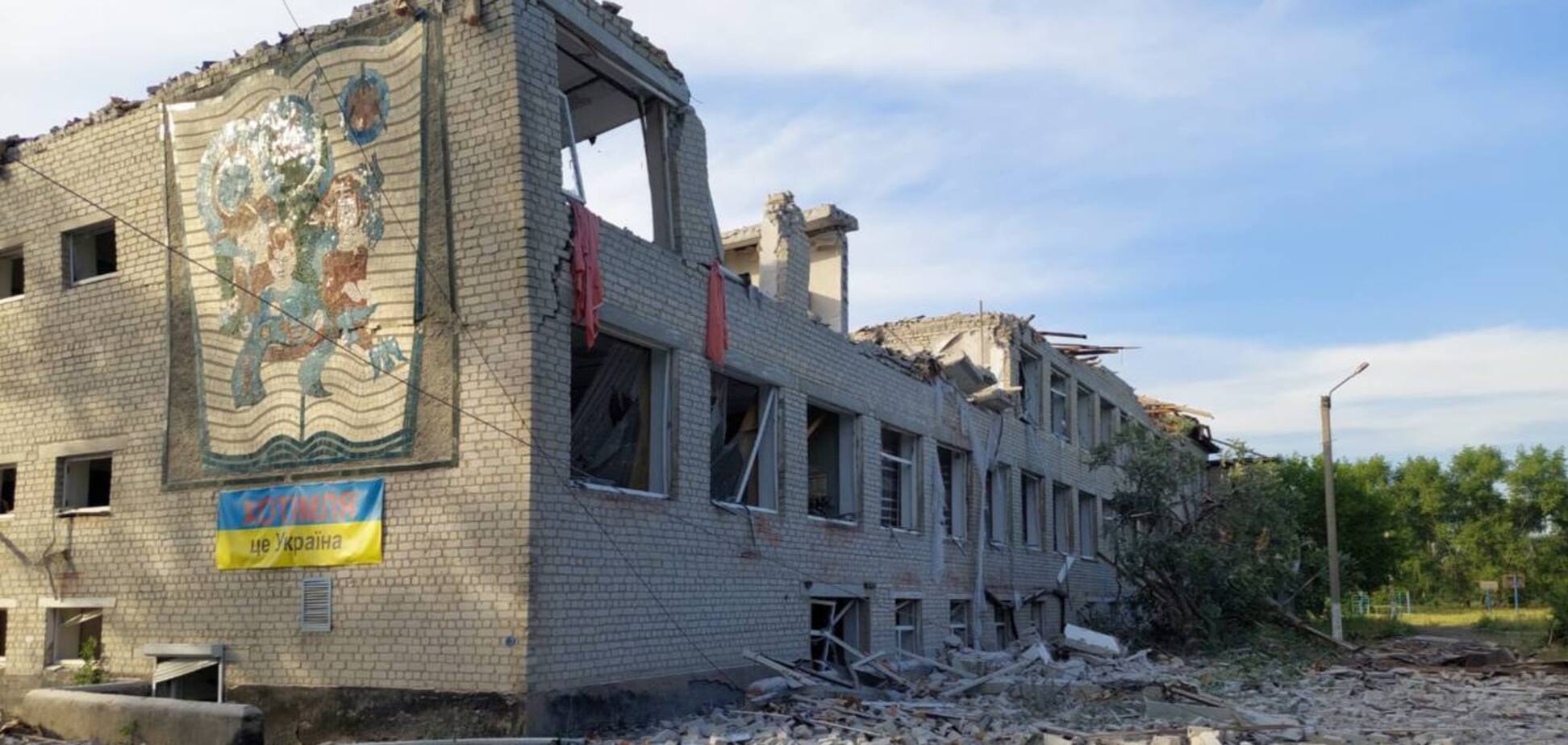 Россияне ударили КАБами по селу на Харьковщине: один человек погиб, разрушена школа. Фото