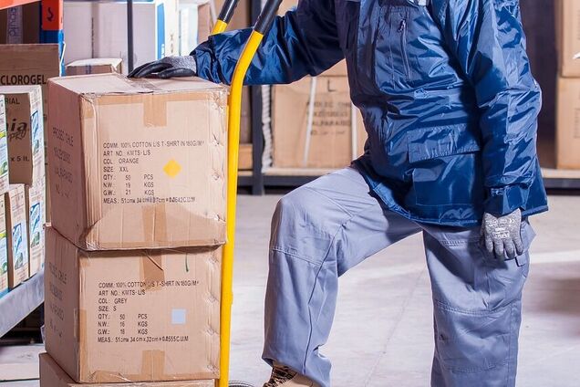 В Україні за роботу вантажником готові платити близько 30 тисяч