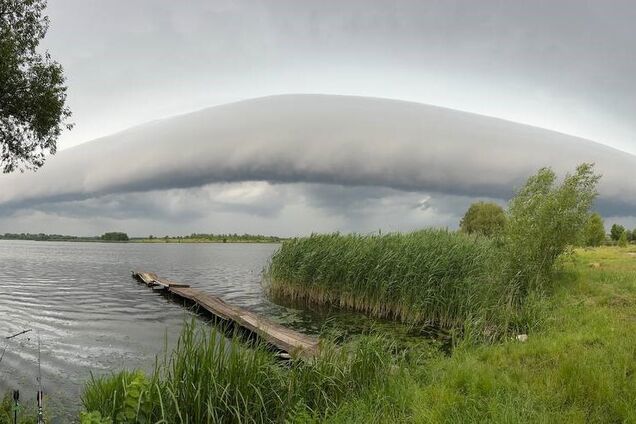 Схожа на величезний вал: на Львівщині помітили рідкісну хмару. Фото