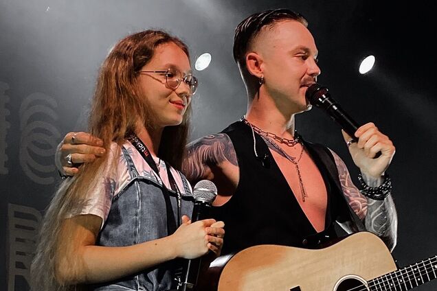 Юная украинка попрощалась с длинными волосами на концерте Артема Пивоварова, чтобы помочь военным