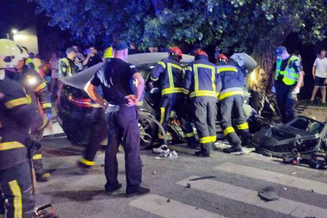 В Тернополе автомобиль влетел в дерево, погибла 16-летняя пассажирка. Фото