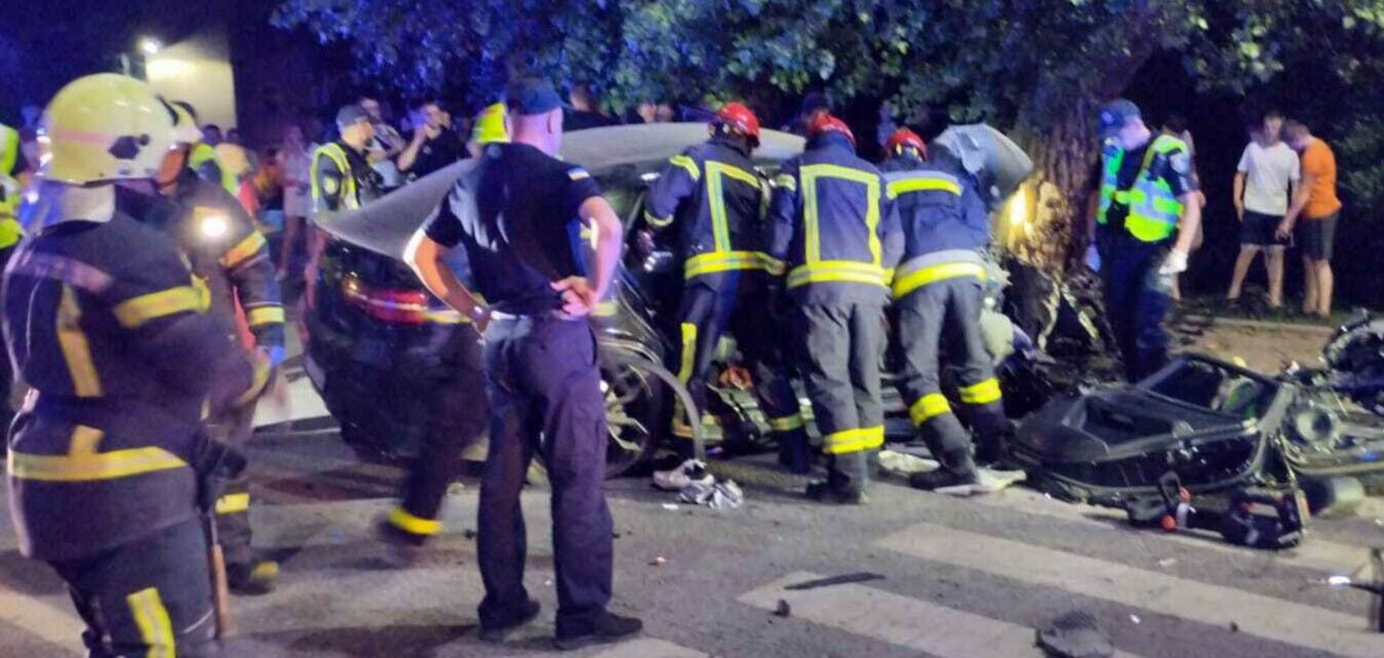 У Тернополі автомобіль влетів у дерево, загинула 16-річна пасажирка. Фото