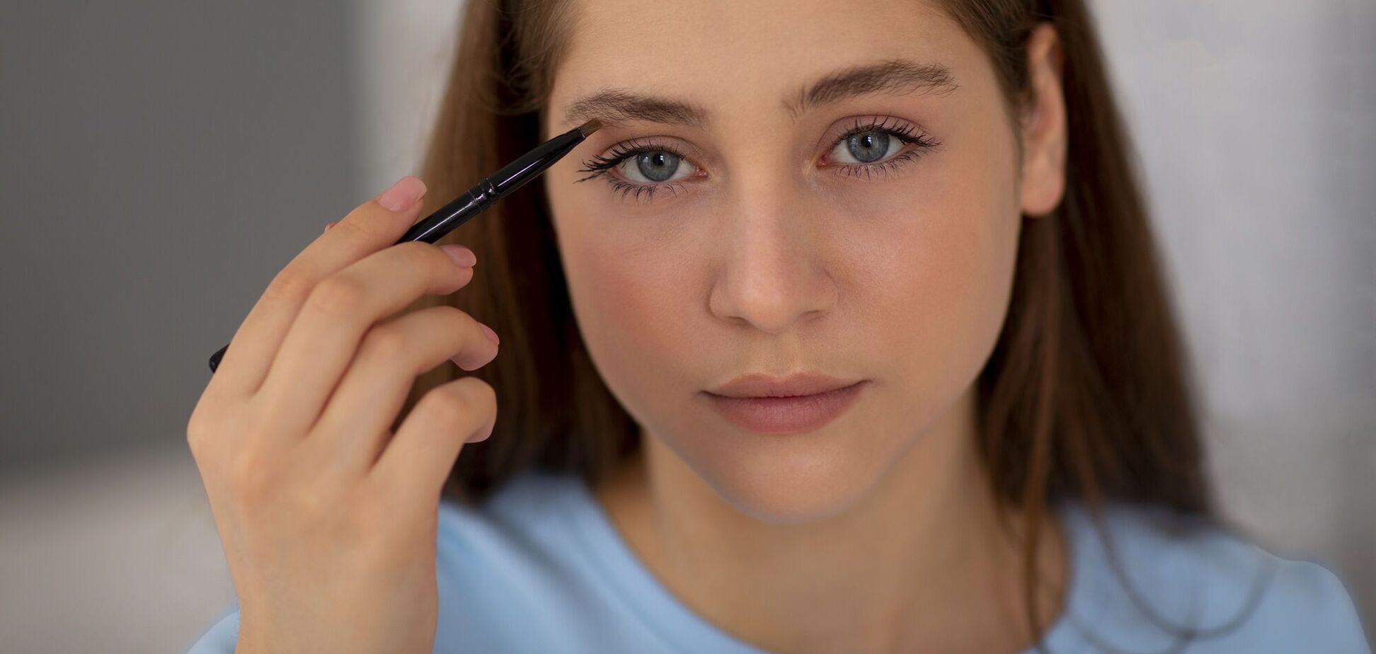 Які тіні найкраще підійдуть до блакитних очей: поради для ідеального макіяжу