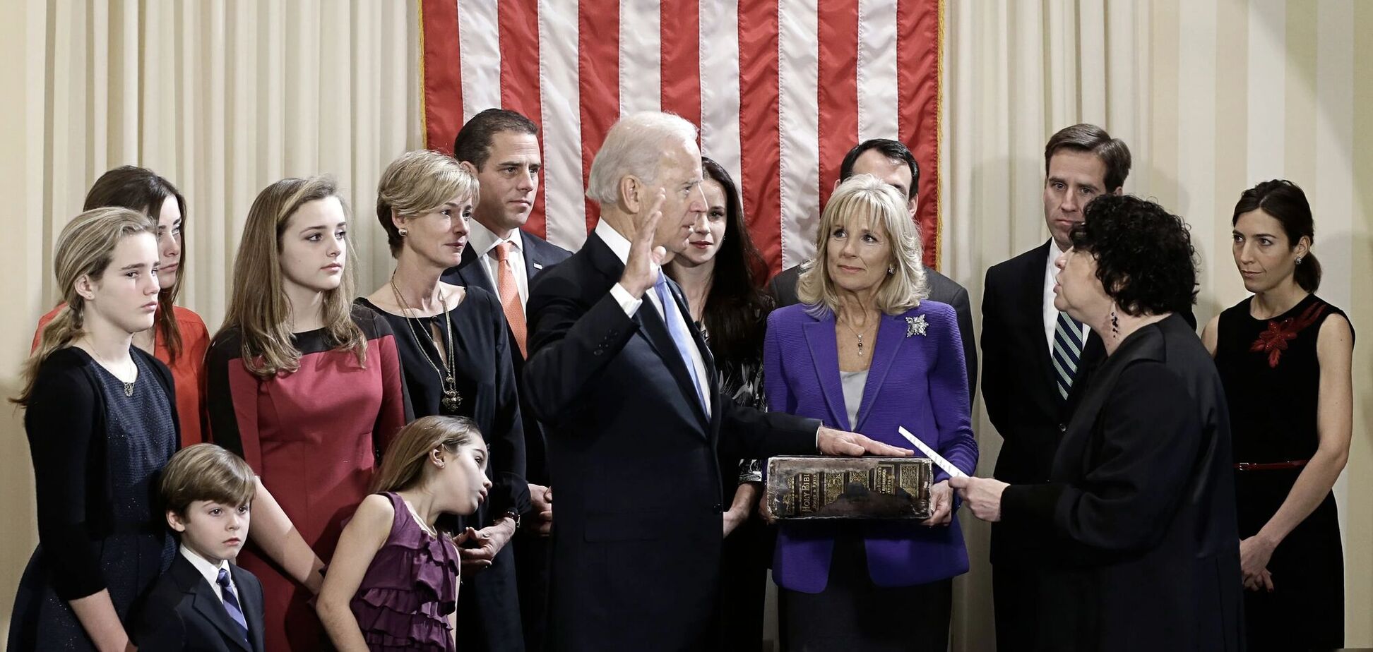 Сім’я закликала Байдена не зніматися з виборів: думають, чи не звільнити його помічників – CNN