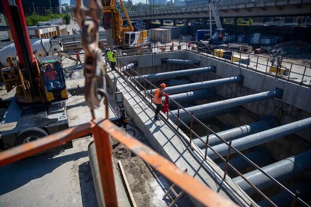 'Работы продолжаются круглосуточно': Кличко сказал, когда запустят движение поездов по обновленной 'синей' ветке метро. Видео