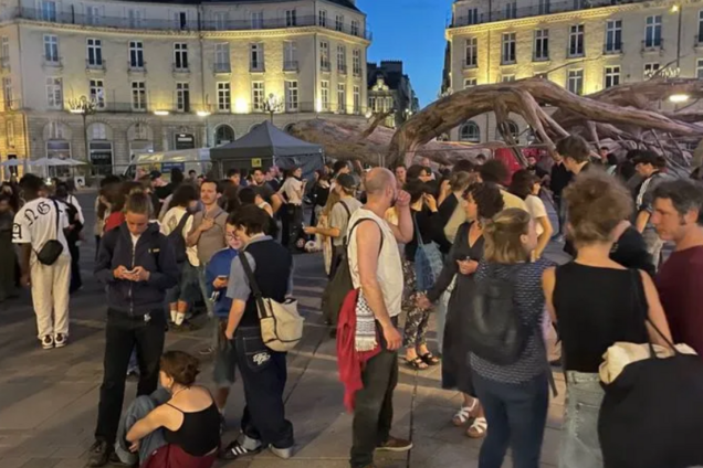 У Франції спалахнули протести після оголошення результатів екзитполів, за якими перемагає партія Ле Пен: стались сутички з поліцією. Фото і відео 