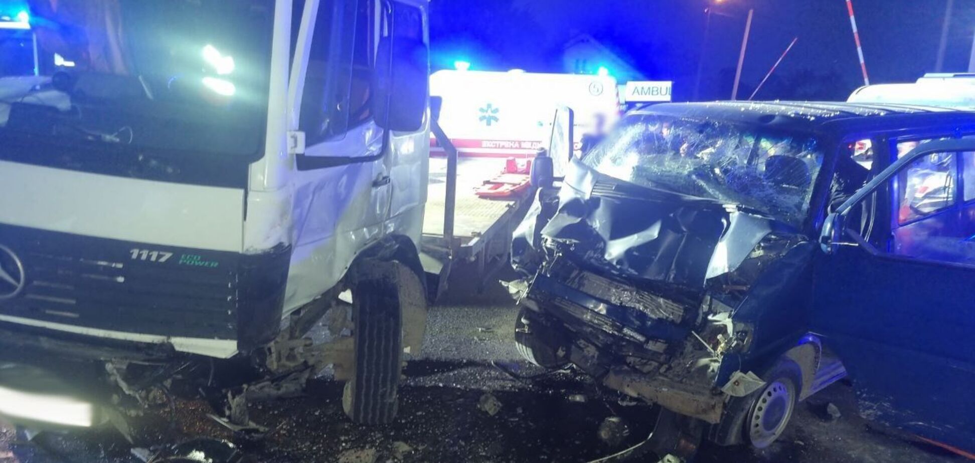 У Чернівцях мікроавтобус зіткнувся з евакуатором, постраждали 11 осіб: серед травмованих – діти. Фото