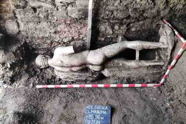 У каналізації в Болгарії знайшли статую бога Гермеса. Фото