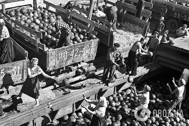 Разгрузка барж с арбузами на причале Киева.