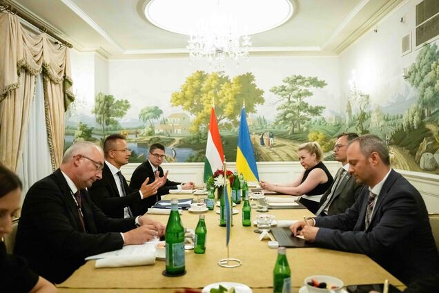 Кулеба застеріг Сіярто від 'мирних ініціатив' з наративами Росії: подробиці зустрічі