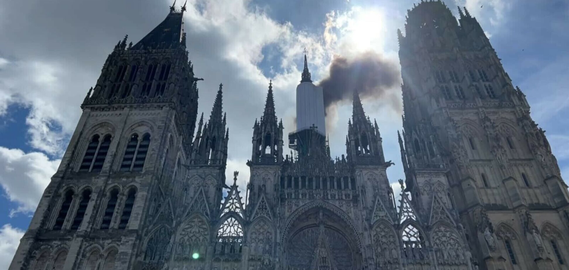 Пылает шпиль: в Руанском соборе во Франции вспыхнул пожар. Фото и видео
