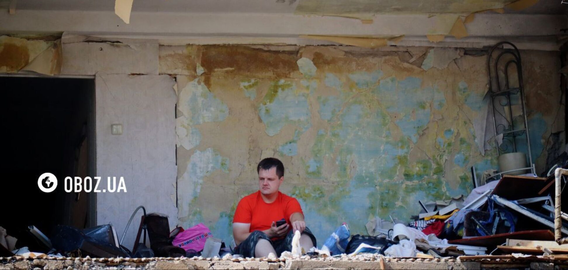 Чоловік сидів у своїй напівзруйнованій ударом РФ квартирі в Києві