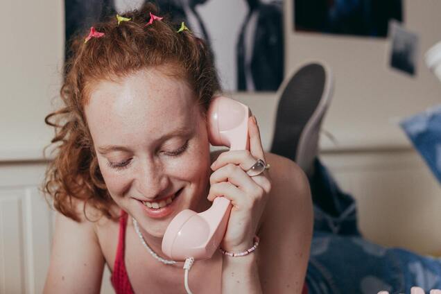 Які зачіски були модними в Україні в 90-х: у мережі показали раритетне відео з салону краси