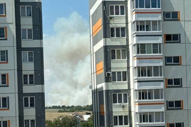 В окупованому Маріуполі прогриміли вибухи: кажуть про приліт у районі аеропорту. Фото і відео