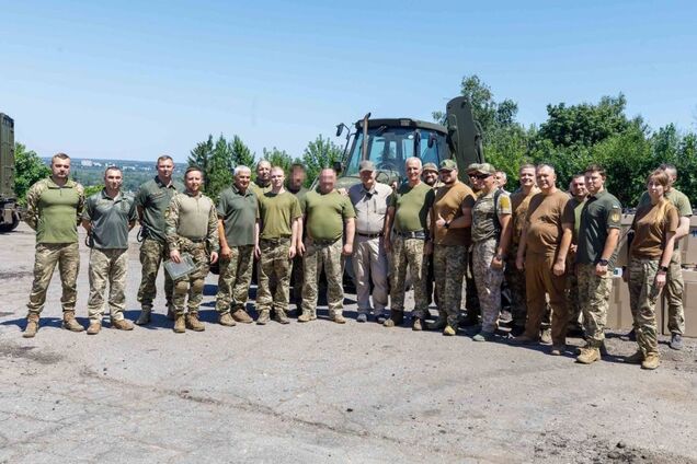 'Офігезні 'десятки', посмажимо ворога': військовий оцінив FPV-дрони, які Порошенко привіз  на східний фронт