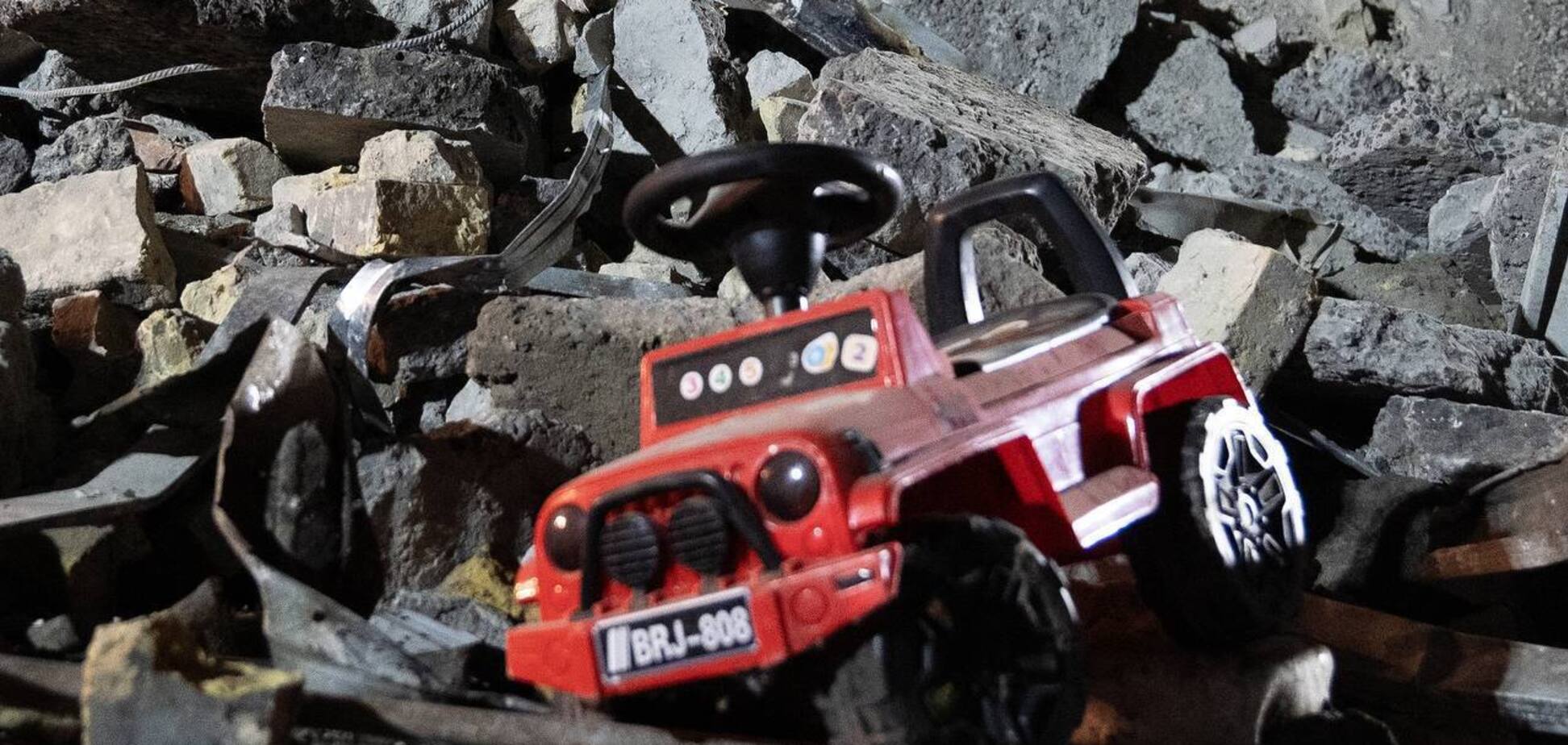 Американский блогер распространяет дезинформацию о якобы фейковости фото ГСЧС из руин разбомбленного россиянами 'Охматдета': реакция ЦПД