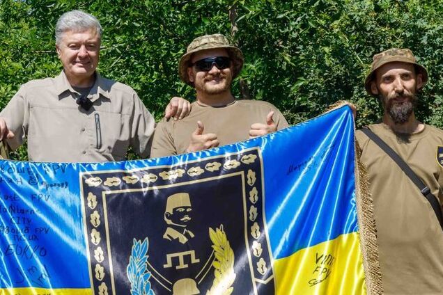 Пробивают путь в Крым: Порошенко привез технику 48-му штурмовому батальону имени Челебиджихана