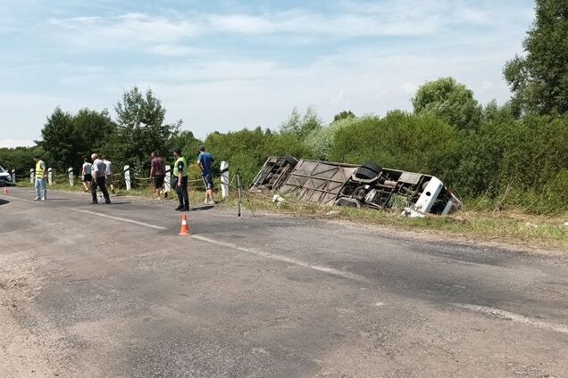 Автобус с паломниками перевернулся на Тернопольщине, пострадали 19 человек. Фото с места аварии