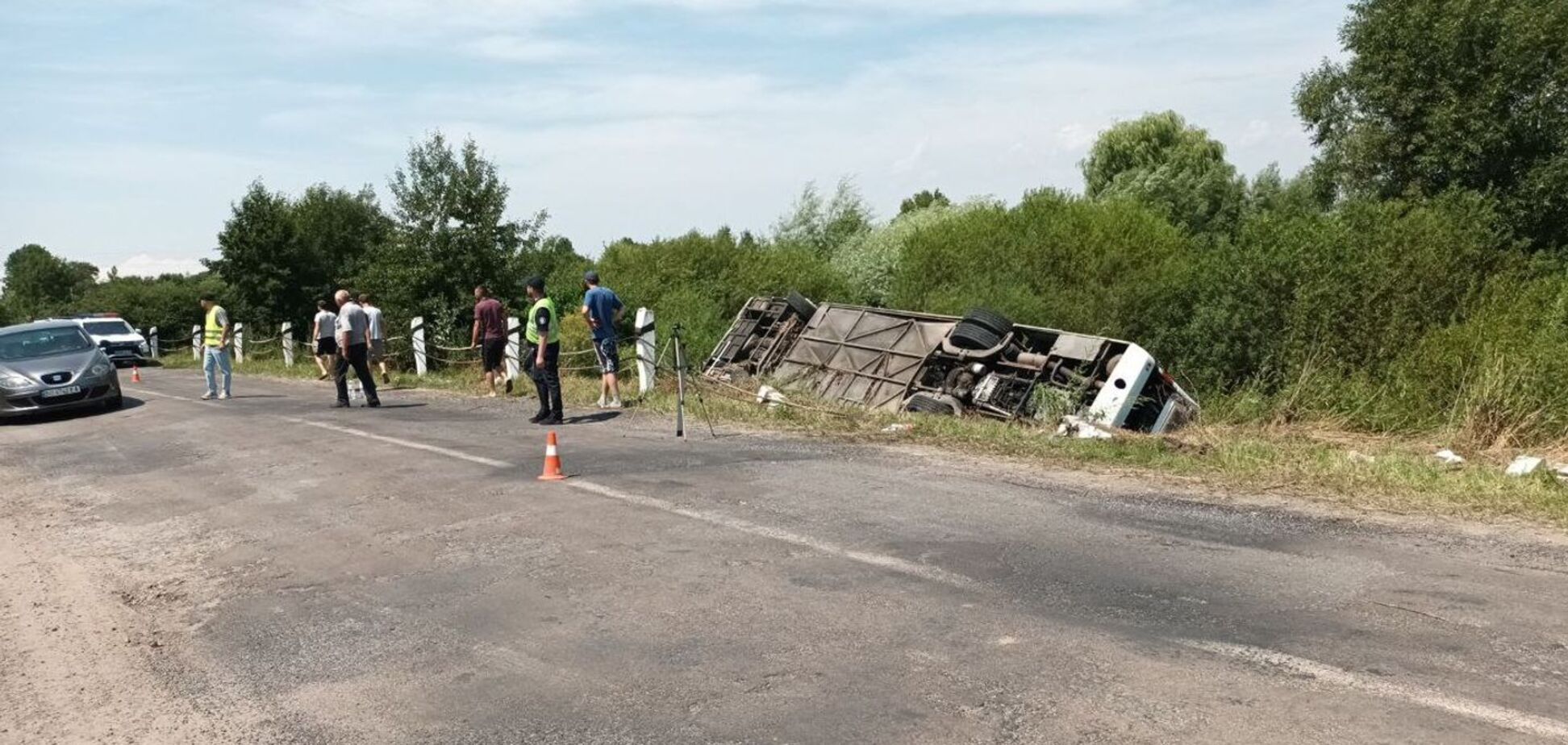 Автобус із прочанами перекинувся на Тернопільщині, постраждали 19 людей. Фото з місця аварії