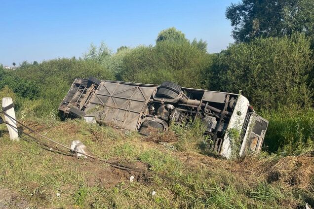 Переповнений автобус із паломниками вилетів з дороги та перекинувся на Тернопільщині. Фото з місця аварії