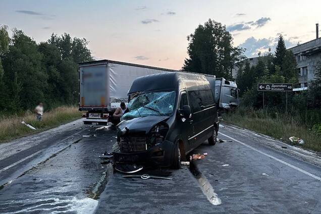 На Львівщині вантажівка зіткнулася з мікроавтобусом: є постраждалі. Фото
