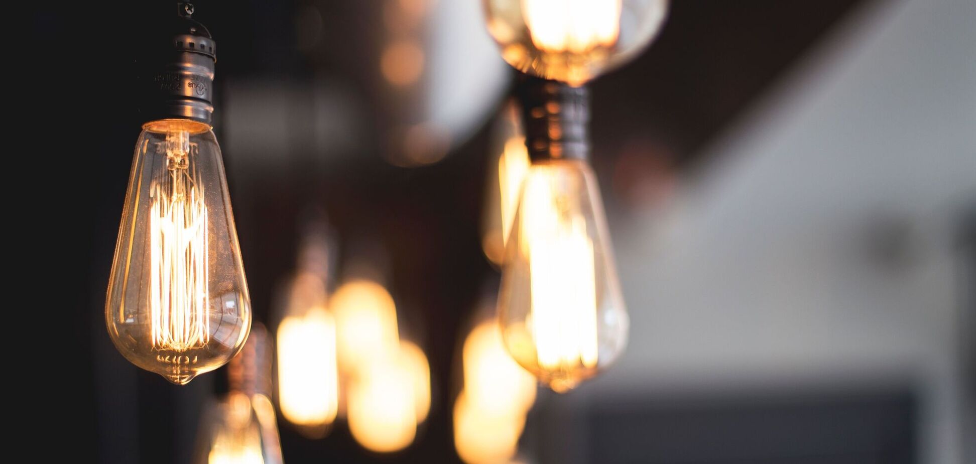 Лампи освітлення як ілюстрація до відключень електроенергії
