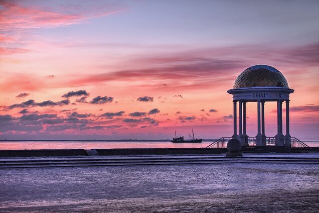 В сети показали видео из оккупированного Бердянска: море атаковали тысячи медуз, а на вокзале – 'гробовая тишина'