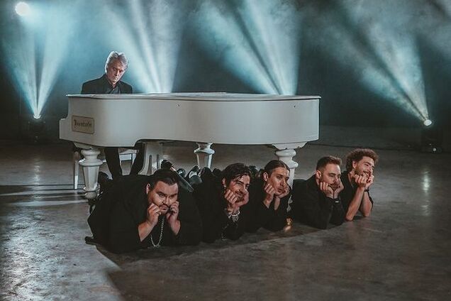 Виктор Ющенко в образе Элтона Джона перепел известный хит ради ВСУ и стал звездой сети. Видео