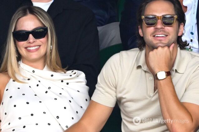 Беременную Марго Робби впервые заметили на публике: звезда 'Барби' гладила свой живот и нежно целовала мужа