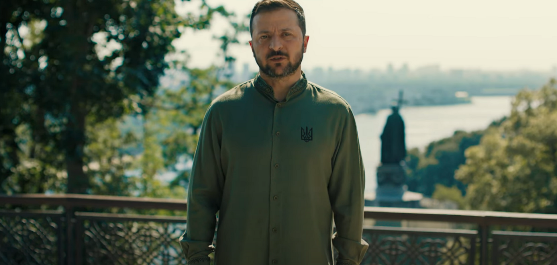 'Мы боремся против страшного врага': Зеленский обратился к украинцам в День государственности. Видео