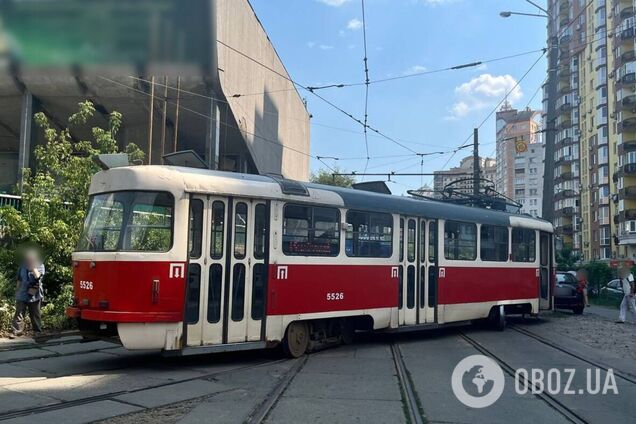 Трамвай зійшов з рейок та пошкодив припаркований автомобіль