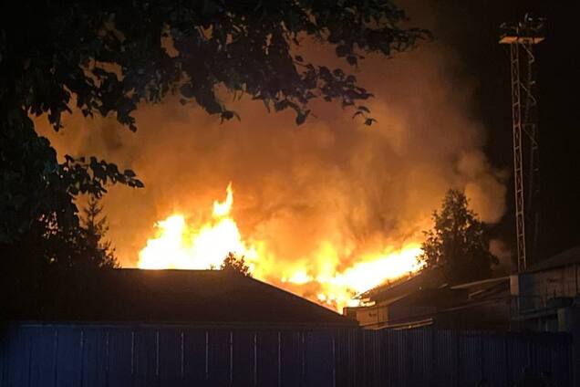 Внутри все выгорело: в Курской области после атаки дрона произошел пожар на важном для агрессора заводе. Фото и видео