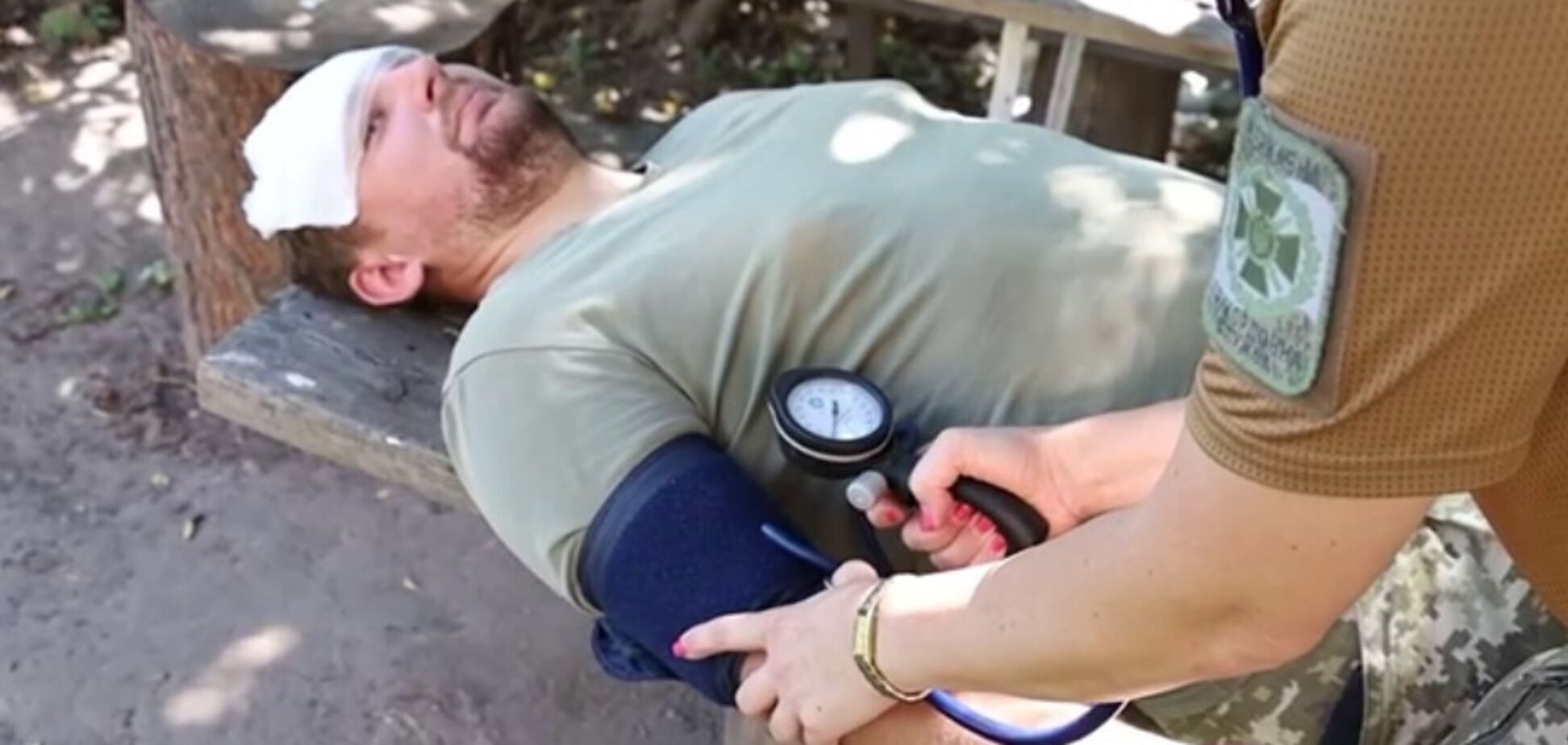 Як до приїзду лікарів допомогти людині, яка отримала тепловий удар: поради військового медика. Відео