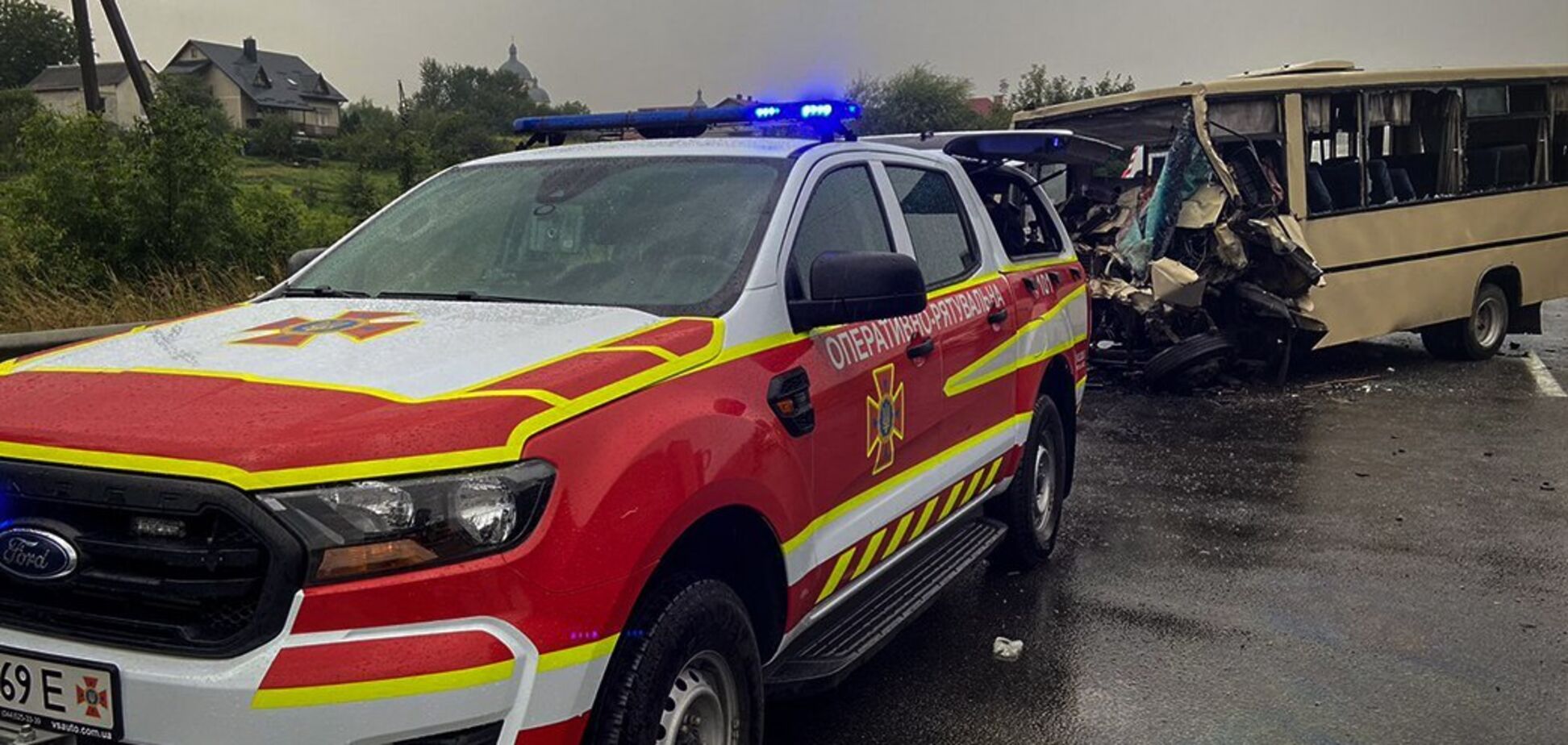 На Львівщині сталася ДТП за участі вантажівки і рейсового автобуса: четверо людей загинули. Фото