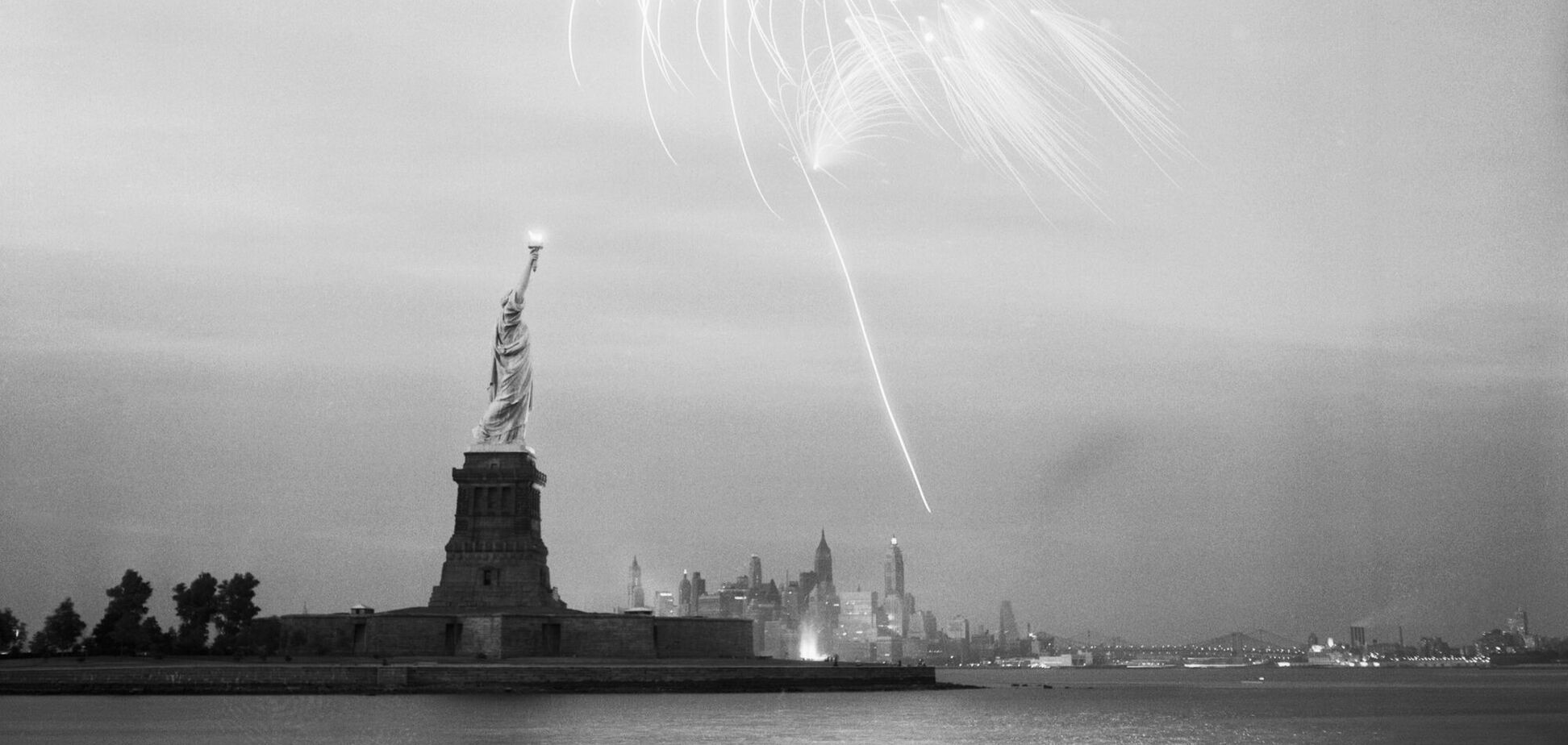 Над Нью-Йорком пролетіла вогняна куля: в небі стався яскравий спалах. Фото і відео