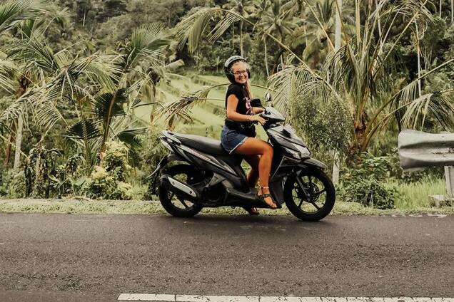 На Бали попросили российских туристов 'одеваться скромнее': женщины в бикини на скутере отвлекают водителей