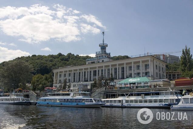 На київський річковий вокзал прибуває пароплав з Херсона