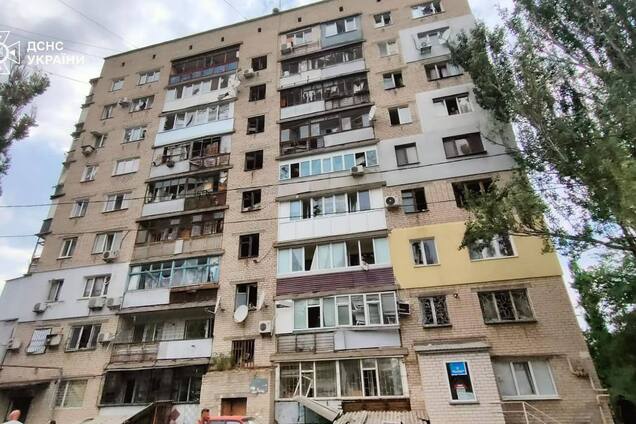 Росіяни обстріляли житловий район Миколаєва: влучили у дитячий майданчик, є загиблі та постраждалі. Фото, відео