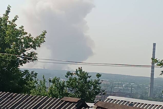 В окупованому Луганську прогриміли вибухи в районі авіаційного училища: піднявся дим. Фото і відео