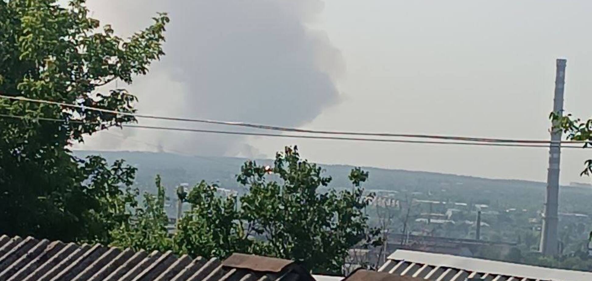В оккупированном Луганске прогремели взрывы в районе авиационного училища: поднялся дым. Фото и видео
